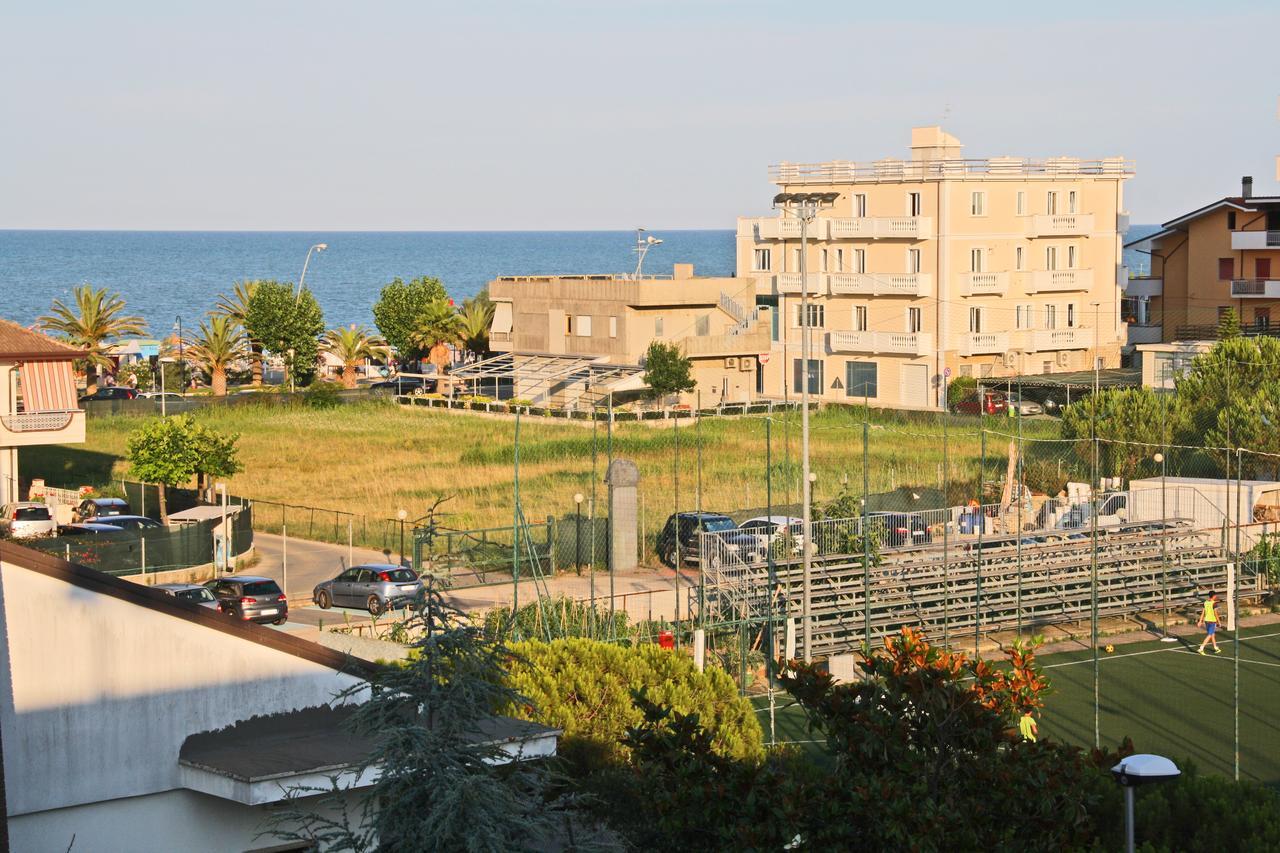 Adria Beach Hotel Alba Adriatica Exteriör bild